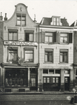 831429 Gezicht op de voorgevel van de Slijterij Wed. & Gebr. Staffhorst (Wittevrouwenstraat 32 (links)- 34 te Utrecht.